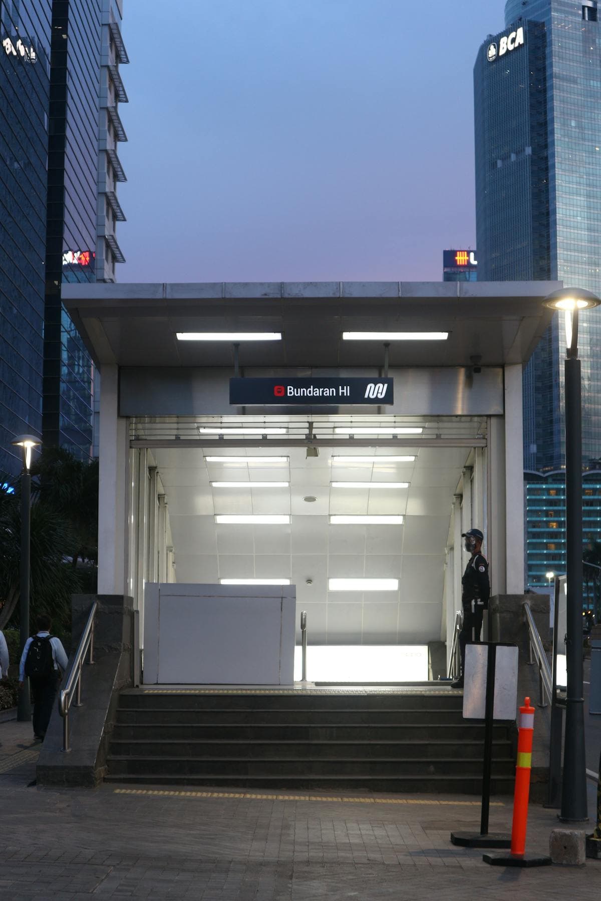 Agent de sécurité privée en poste devant un bâtiment