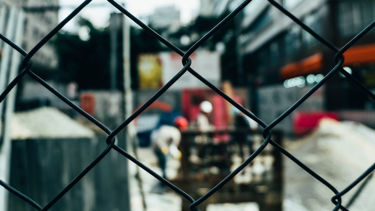 Agent de sécurité surveillant un chantier de construction