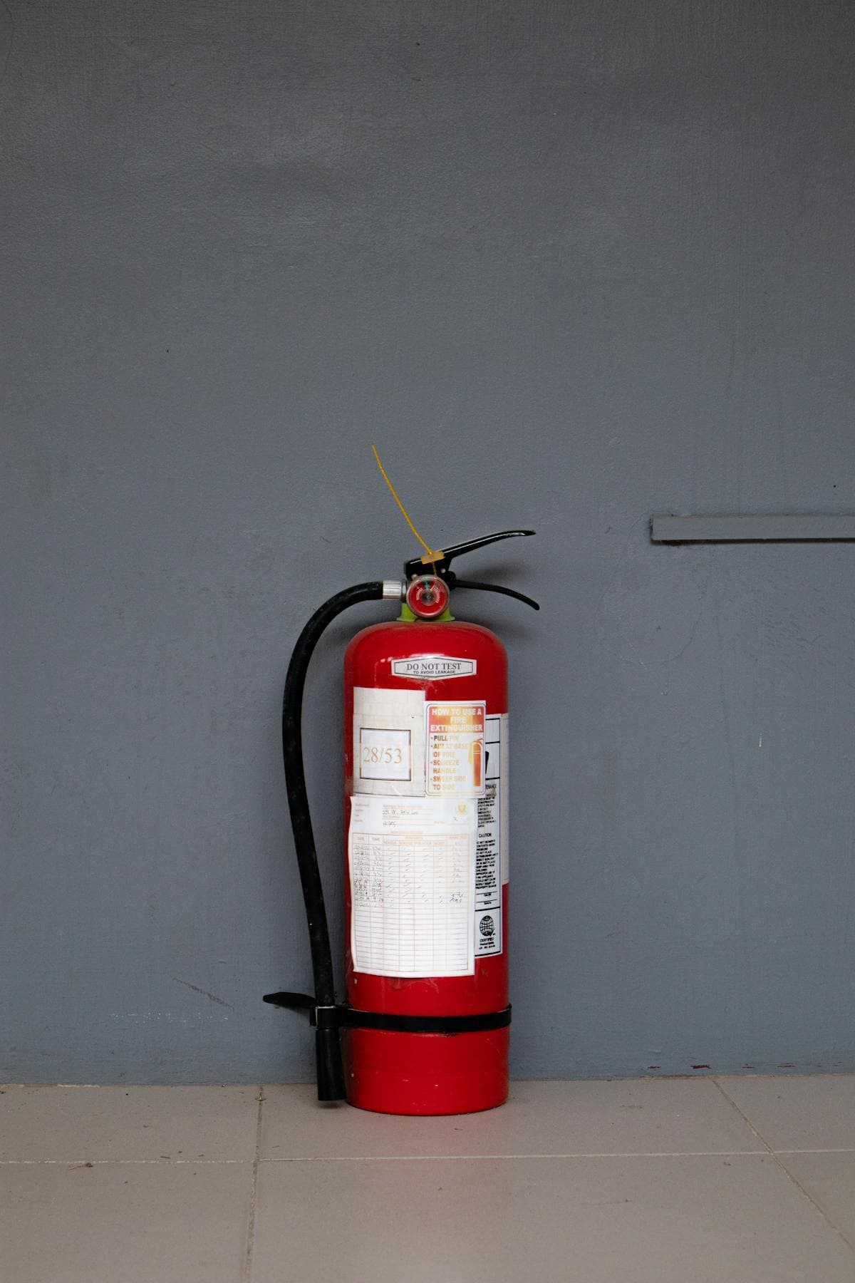 Agent SSIAP en poste de sécurité incendie