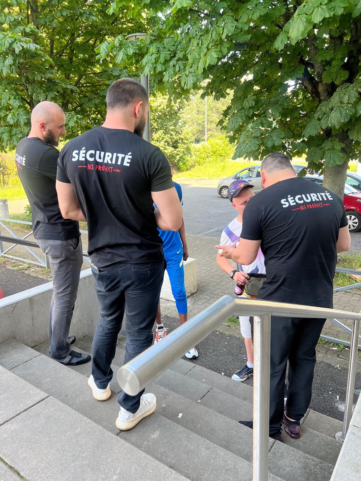 Agent MS Protect au contrôle d'accès à l'entrée d'un bâtiment
