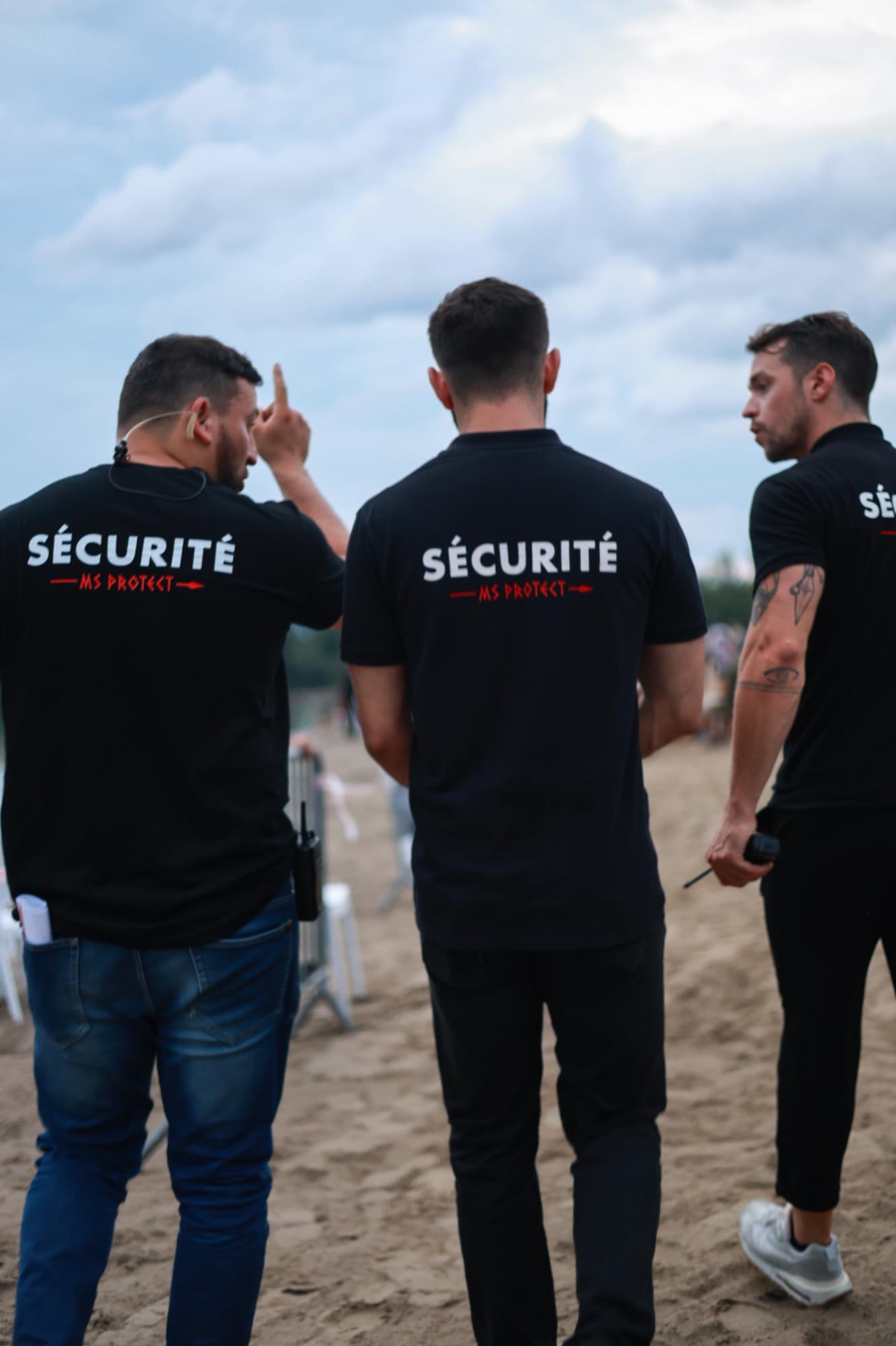 Équipe d'agents MS Protect en discussion sur le terrain